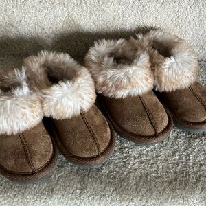 Cat and Jack toddler size 6 slippers